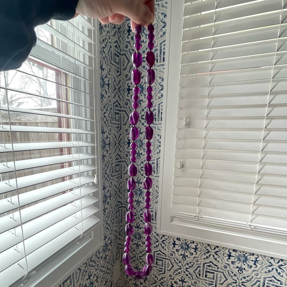 Vintage swirled purple acrylic/lucite beaded necklace - Picture 7 of 10